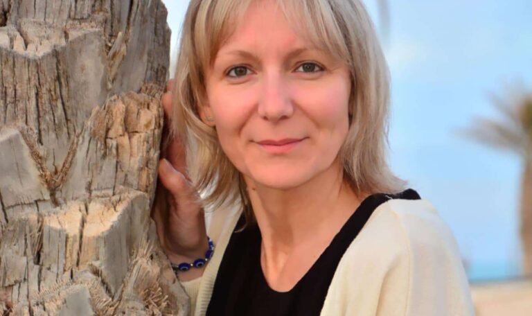 Portrait de Sandrine, membre de l’équipe des Étoiles Normandes à Saint-Pierre-en-Auge, selon les indications fournies.