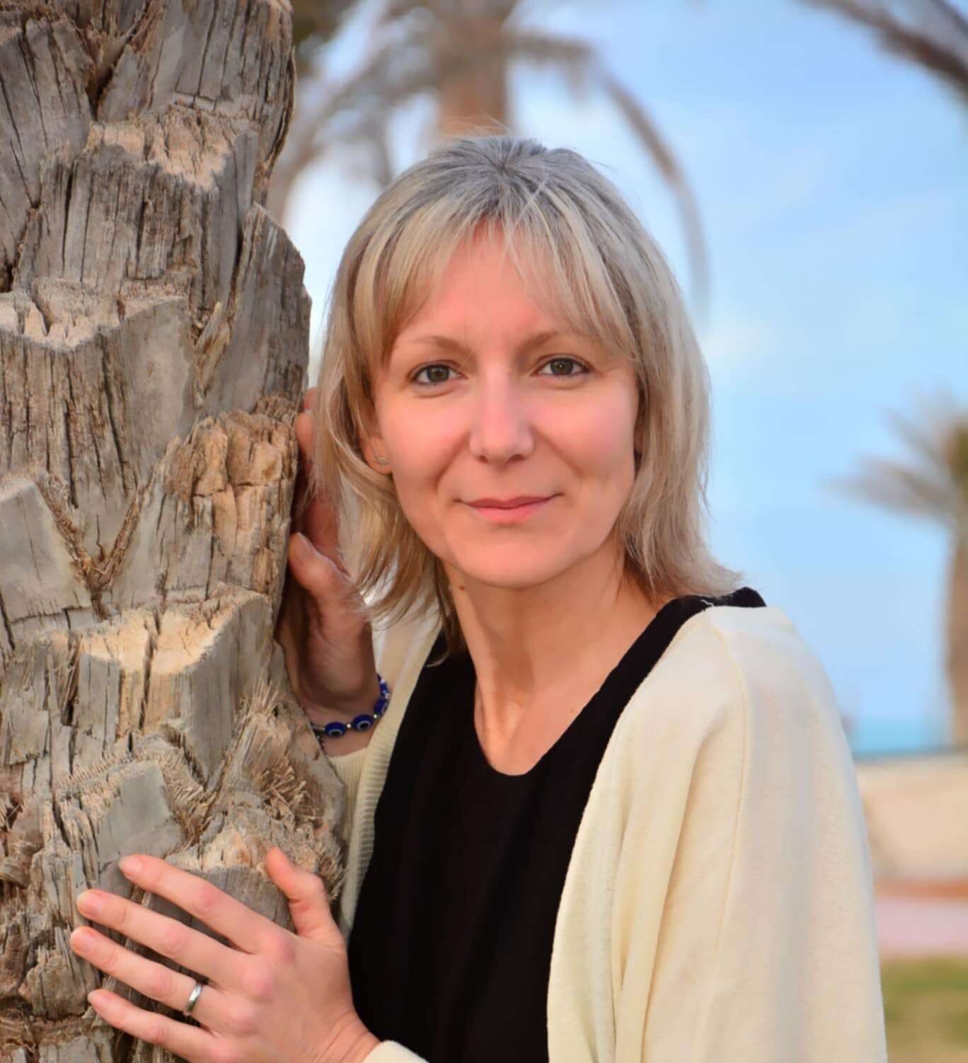 Portrait de Sandrine, membre de l’équipe des Étoiles Normandes à Saint-Pierre-en-Auge, selon les indications fournies.